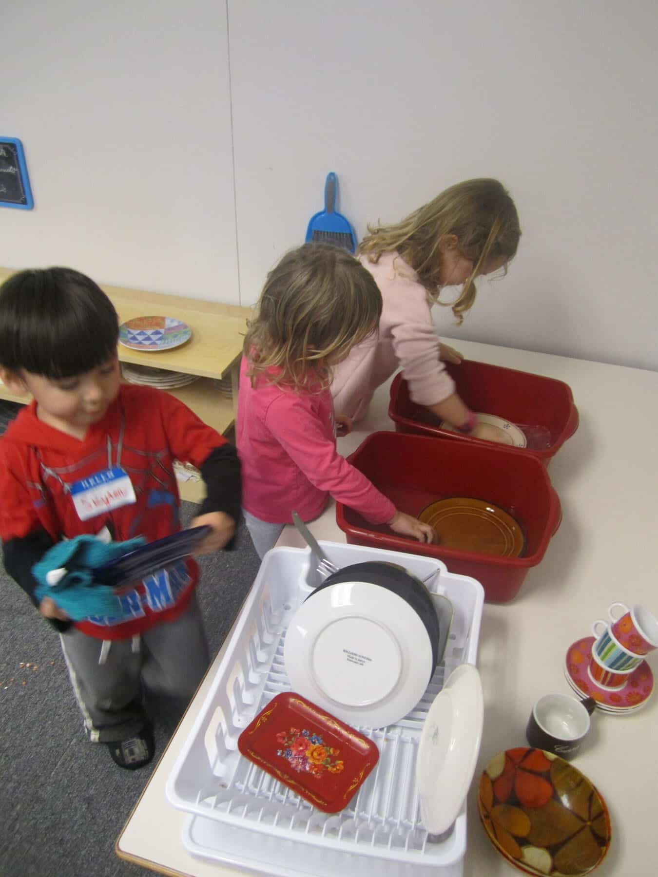 Kids washing dishes